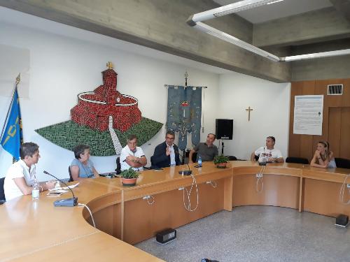 L'assessore FVG alle Autonomie locali, Pierpaolo Roberti, durante l'incontro a Lestizza con il sindaco Geremia Gomboso e la Giunta comunale